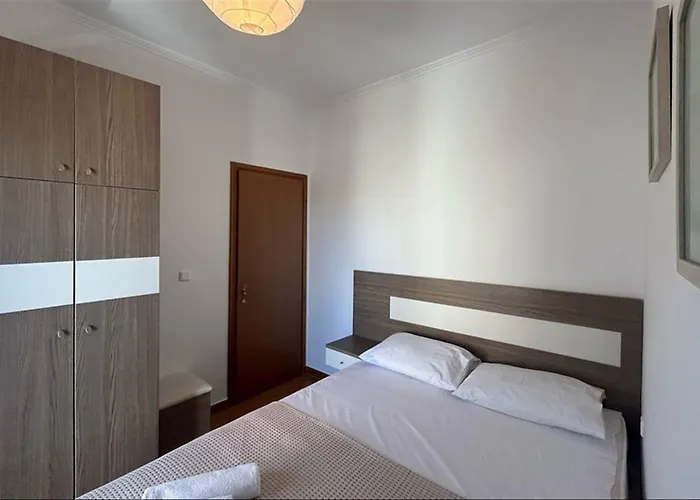 Artemis House 2 Bedrooms 6 Guests
