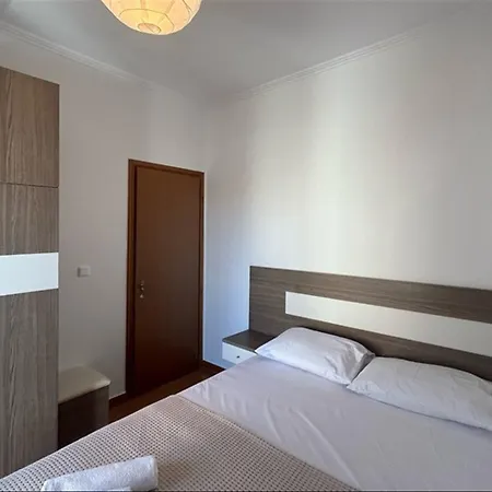 Artemis House 2 Bedrooms 6 Guests