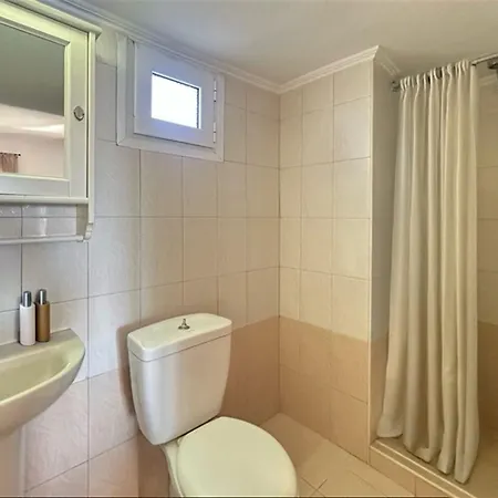 Artemis House 2 Bedrooms 6 Guests